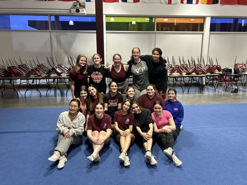 Eine Gruppe in einer Sporthalle