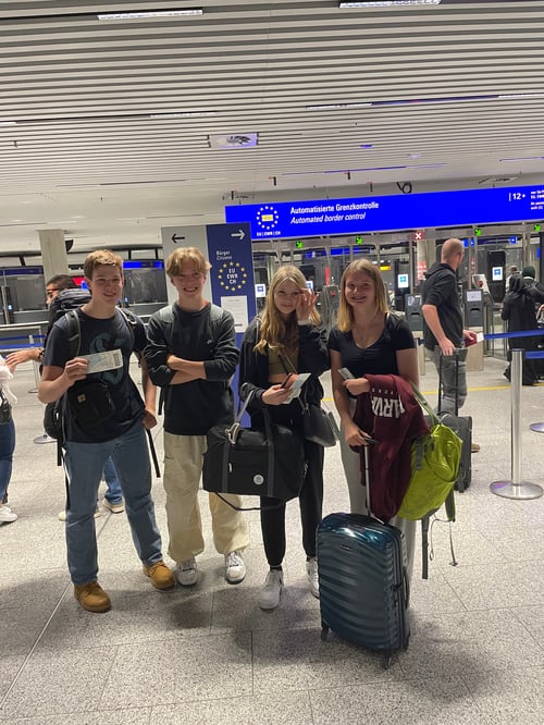 Vier Jugendliche im Flughafen