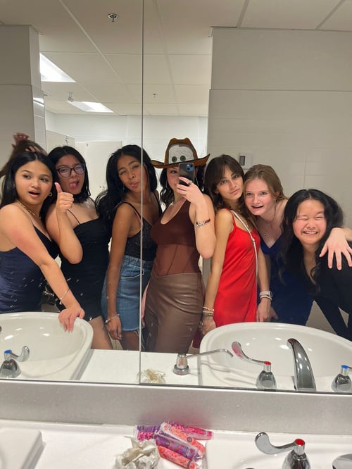 Mädchen vor einem Spiegel im Badezimmer