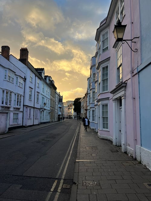 Bunte Häuser und Straße bei Sonnenuntergang