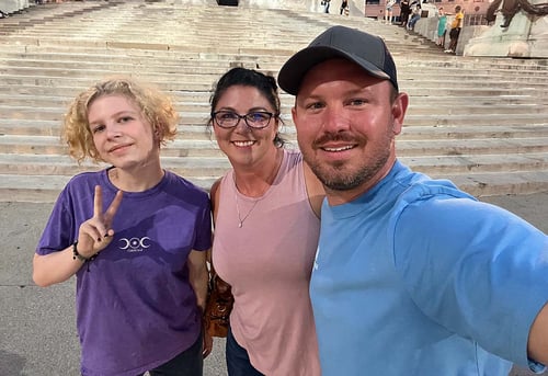 Ein Gastfamilienbild vor einer Treppe