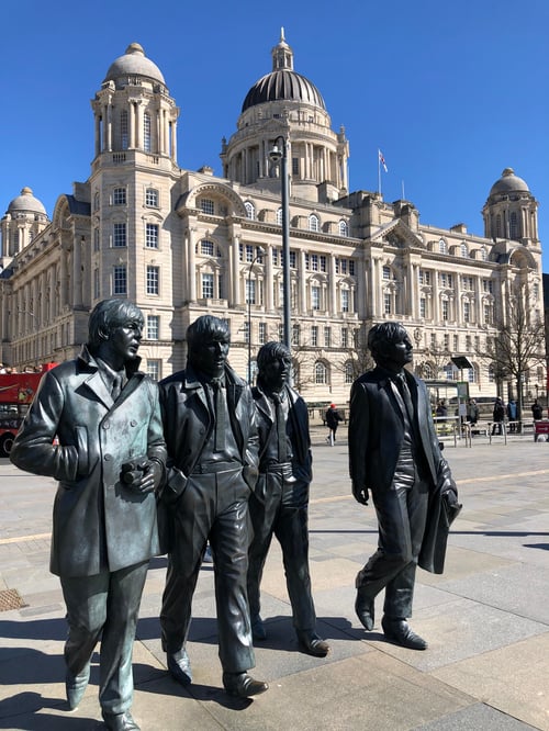 Die Beatles Statuen vor einem Gebäude