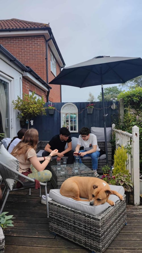 Jugendliche und Hund auf einem Balkon