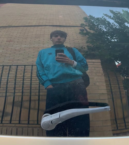 Ein Junge vor einem Auto