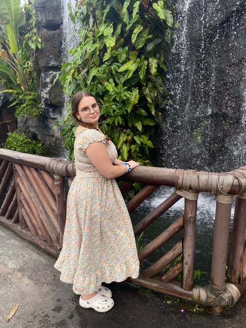 Ein Mädchen in Kleid an einem Geländer