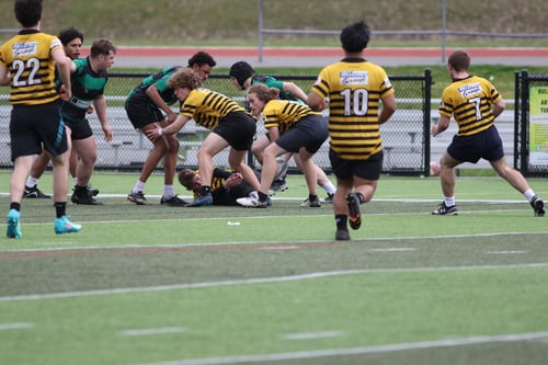 Jungs in Trikots auf einem Spielfeld
