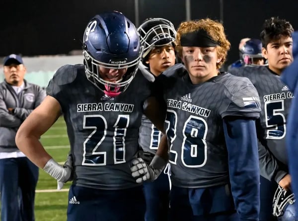 Zwei SChüler USA Football Feld Spiel