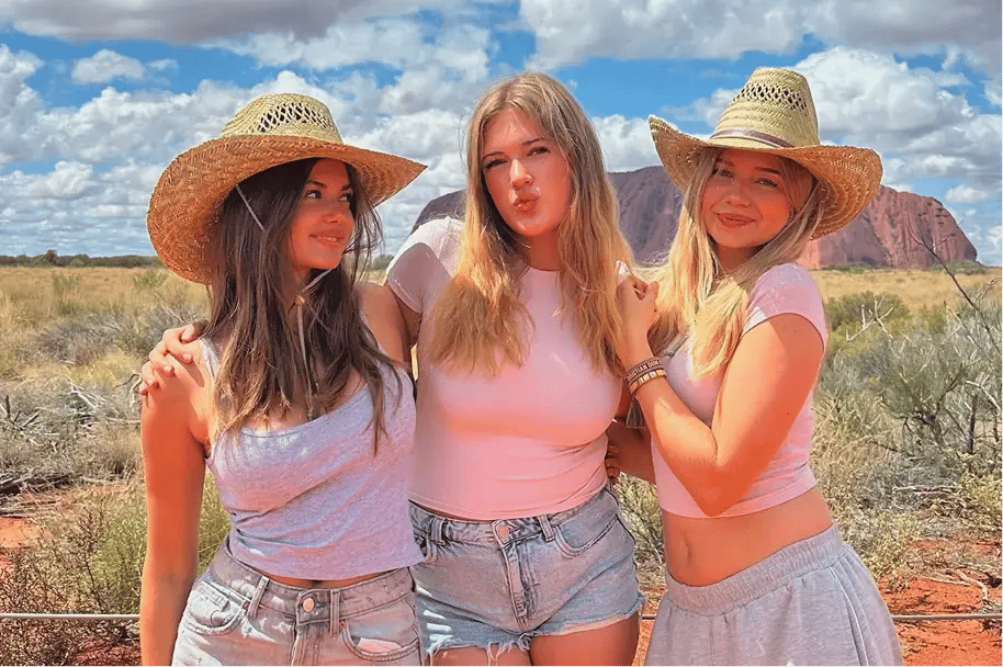 drei Freundinnen Australien Cowboyhut Berge