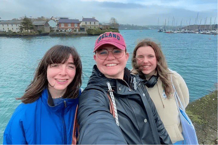 drei Freundinnen Irland Selfie Meer