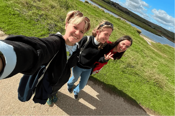 drei Freundinnen Schottland Selfie Wiese