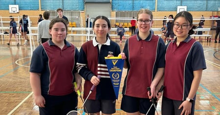 drei Schülerinnen Australien Badminton