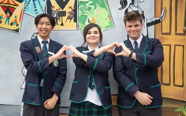 drei Schülerinnen Australien Gruppenbild