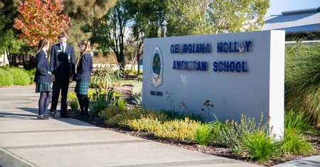 drei Schülerinnen Australien Schulfront