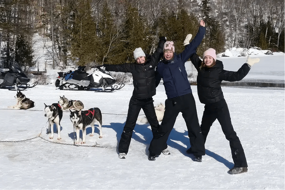 drei Schülerinnen Kanada Schnee Hunde