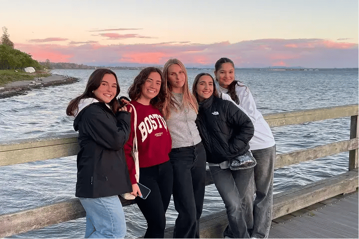 fünf Schülerinnen Kanada Brücke Meer