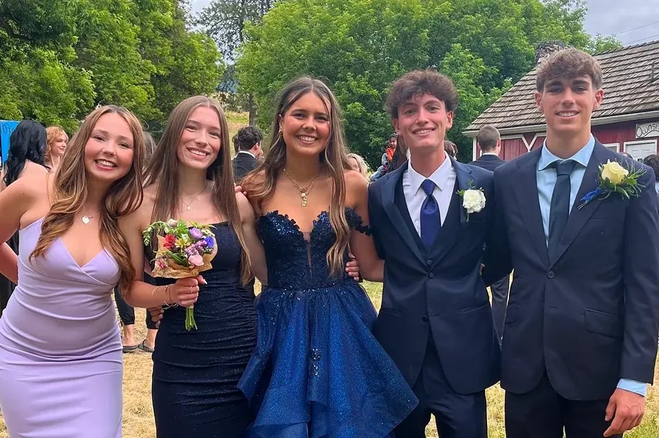 fünf Schülerinnen Kanada Prom