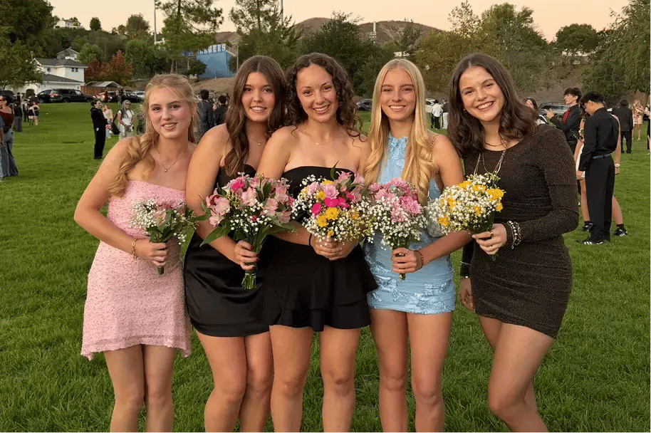 fünf Schülerinnen USA Prom