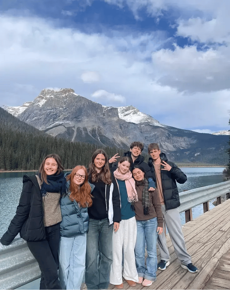 sieben Schülerinnen Kanada Ausflug Berge