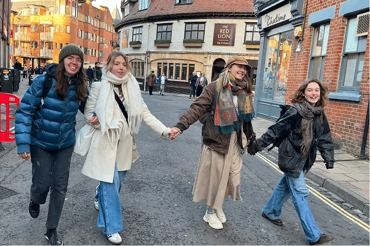 vier Freunde England Stadt spazieren