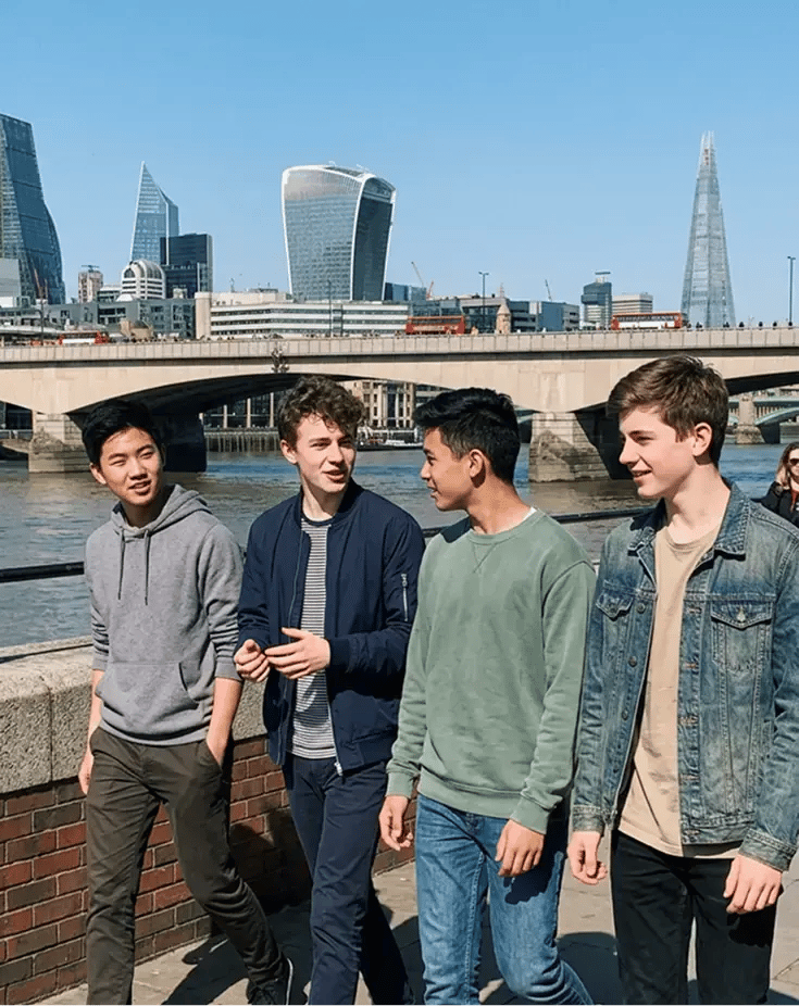 vier Freunde England spazieren Skyline