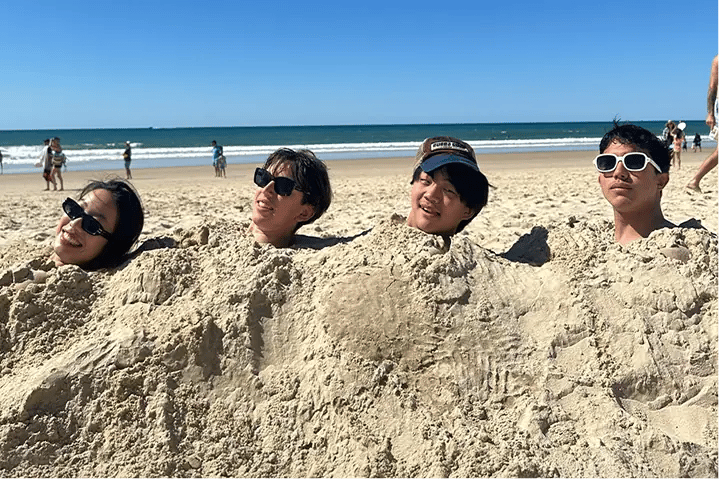 vier Freundinnen Australien Sand Strand Meer