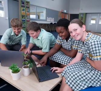 vier Schülerinnen Australien Laptop