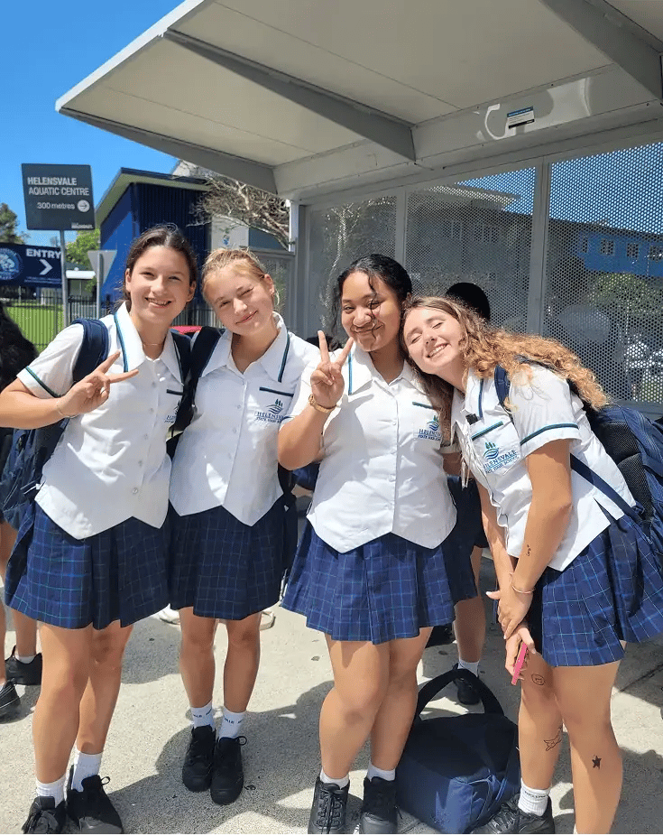 vier Schülerinnen Australien Schuluniform