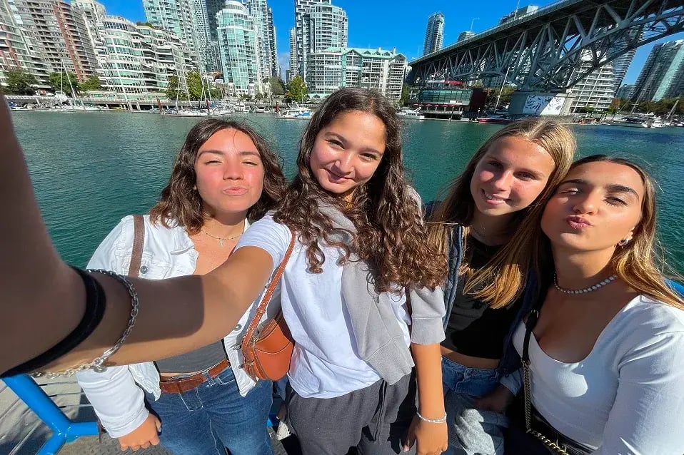 vier Schülerinnen Kanada Selfie Küste