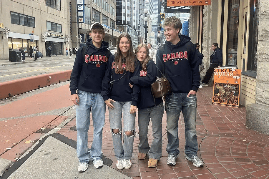 vier Schülerinnen Kanada Straße Stadt