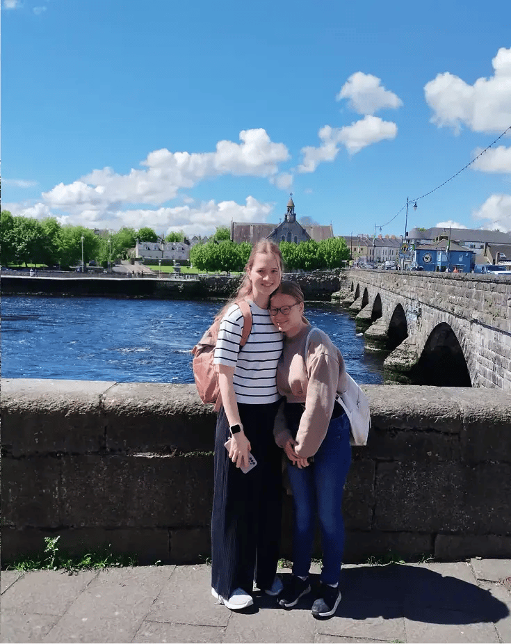 zwei Freundinnen Irland Brücke Fluss