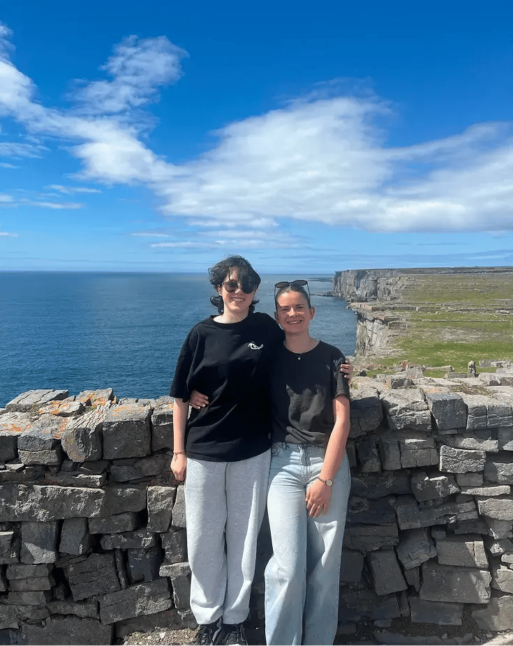 zwei Freundinnen Irland Kliff Meer