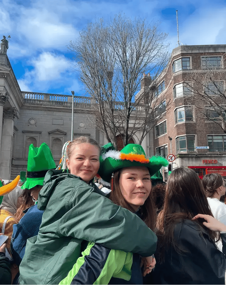 zwei Freundinnen Irland Saint Patricks Day