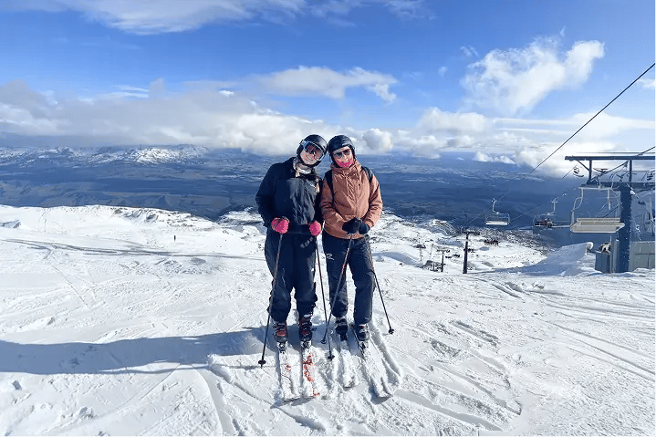 zwei Freundinnen Neuseeland Skifahren