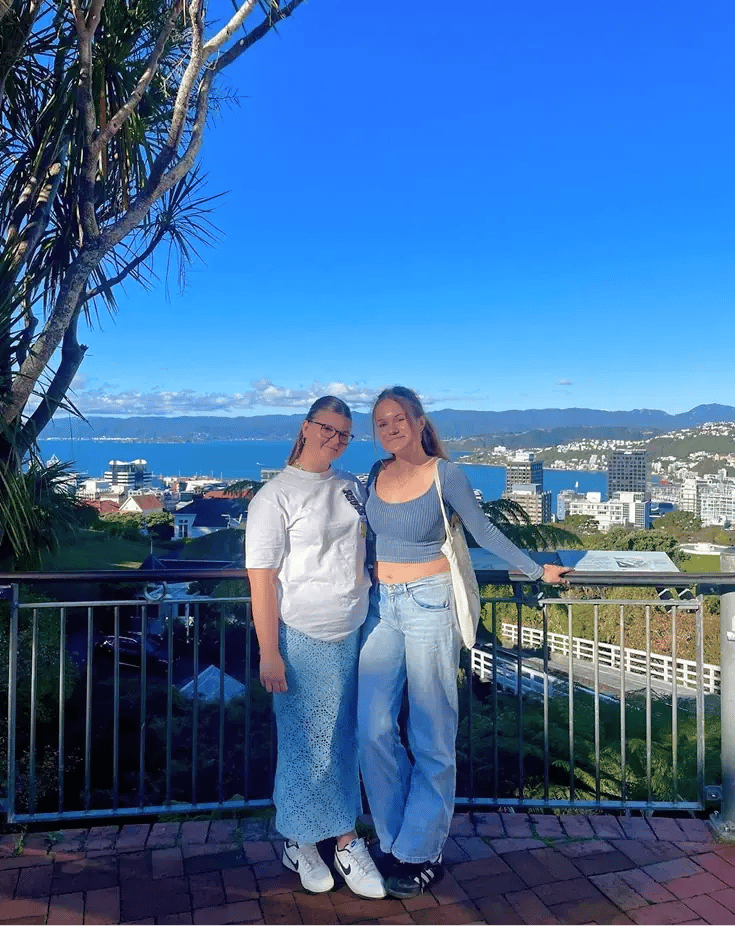 zwei Freundinnen Neuseeland Skyline