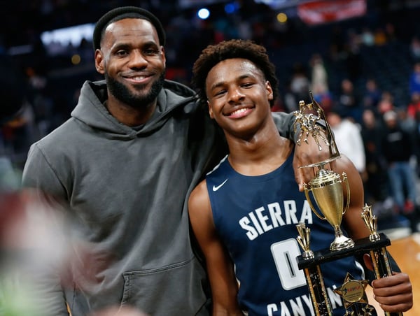 zwei Personen USA LeBron James und Sohn Pokalgewinn Basketball Schule