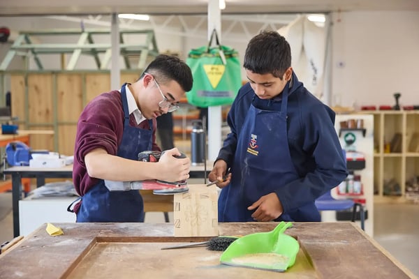 zwei Schüler Australien Holzarbeiten