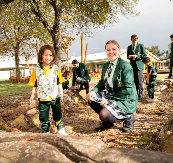 zwei Schülerinnen Australien Garten