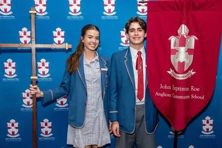 zwei Schülerinnen Australien Kreuz