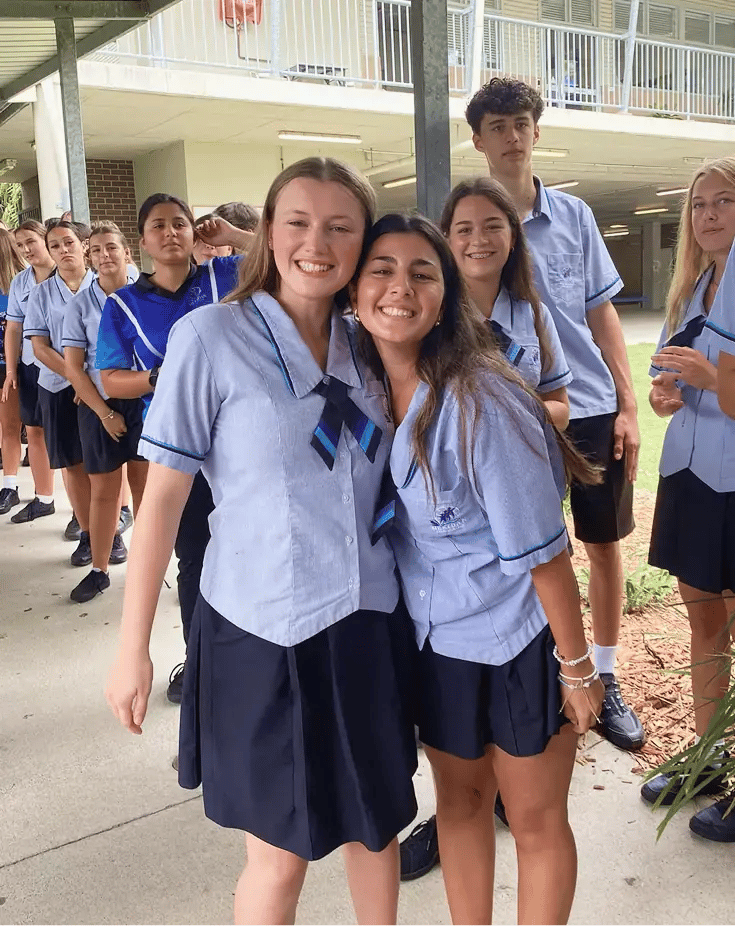 zwei Schülerinnen Australien Schuluniformen