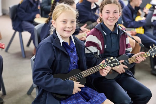 zwei Schülerinnen Australien Ukulele