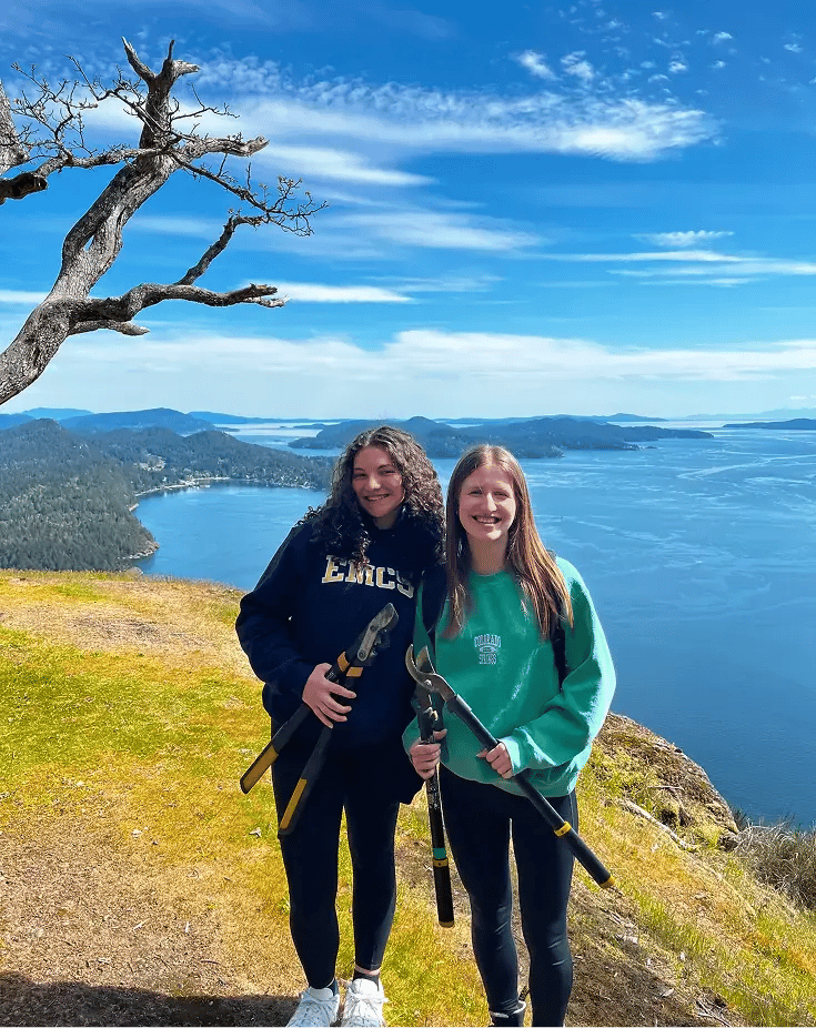 zwei Schülerinnen Kanada Kliff Zangen