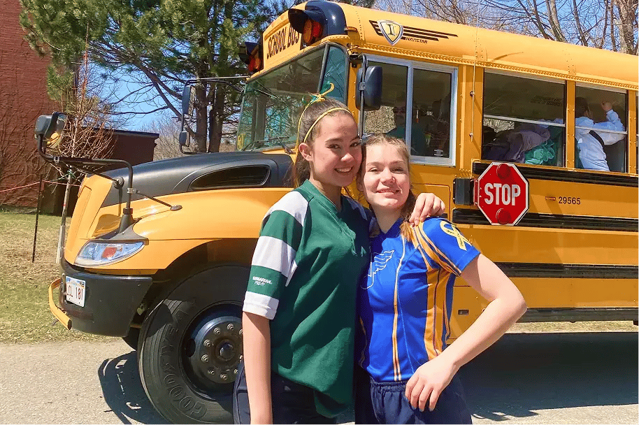 zwei Schülerinnen Kanada gelber Schulbus