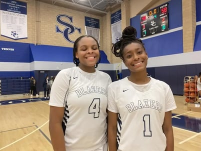 zwei Schülerinnen USA Basketball Turnhalle Sport