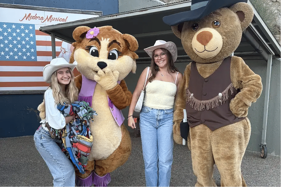 zwei Schülerinnen USA Cowboyhüte Teddybären