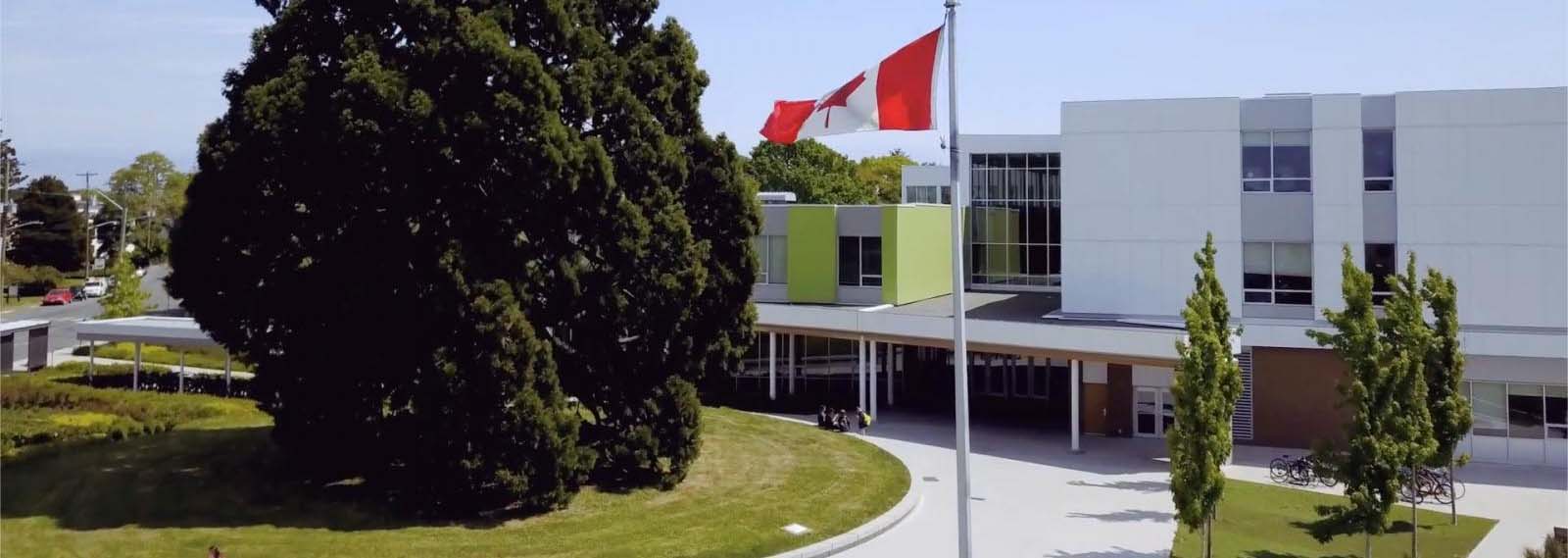 Ein Schulgelände auf dem eine Kanada Flagge im Wind weht