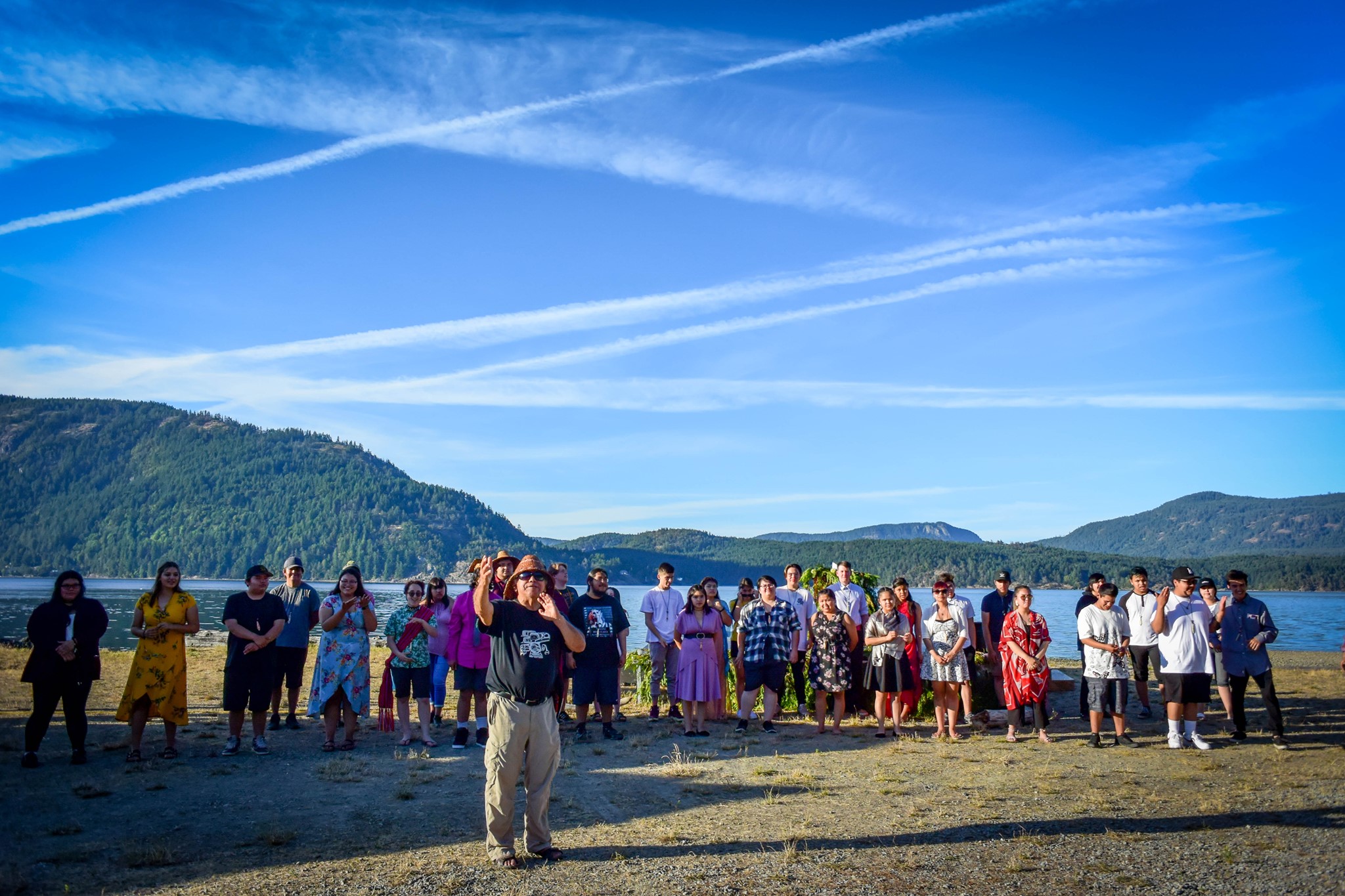 Eine Gruppe von Teilnehmer:innen bei einem Wanderausflug an einen See