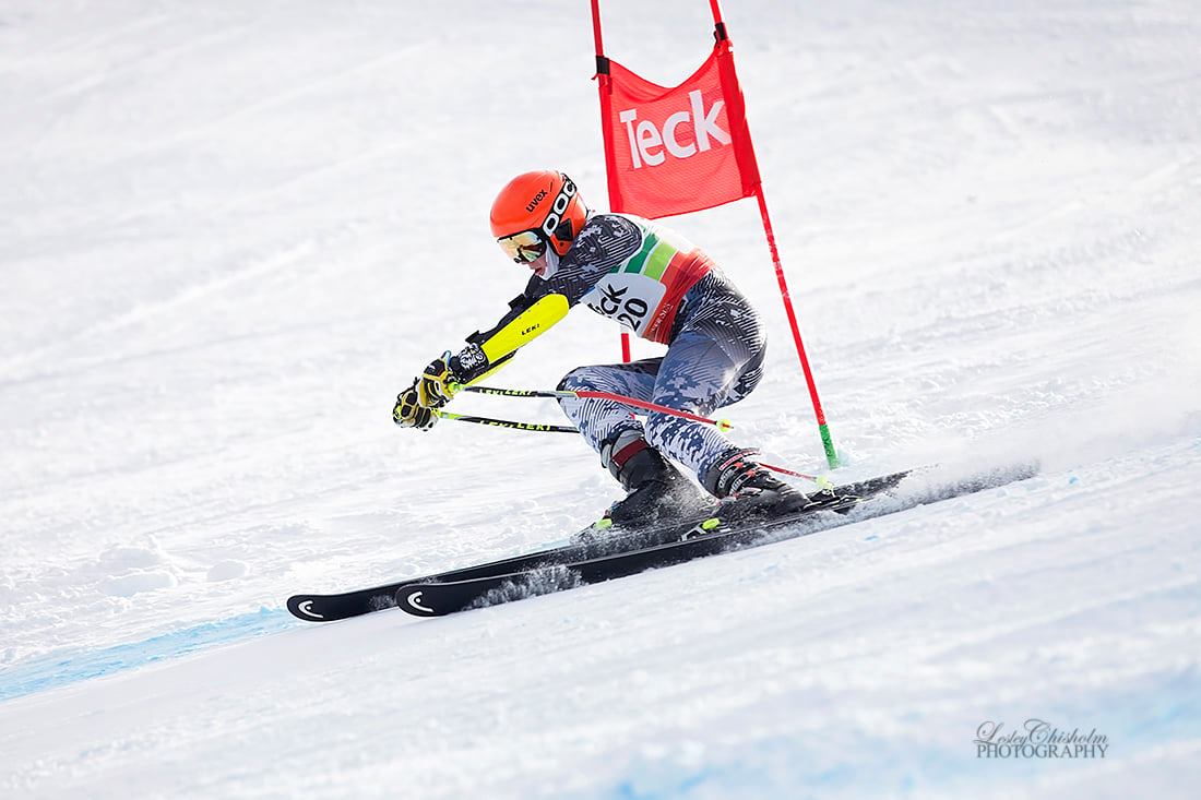 Ein:e Teilnehmer:in beim Skifahren