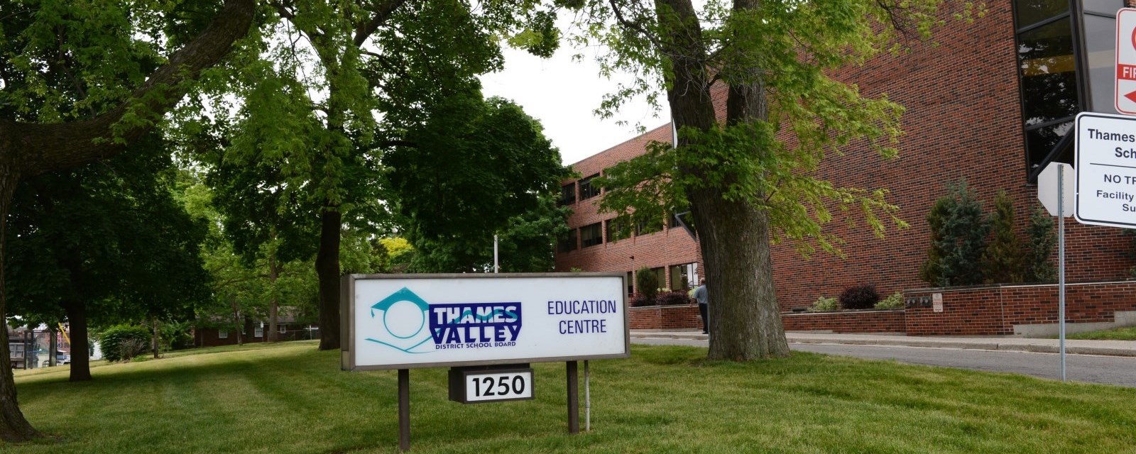 Ein Schild des Thames Valley District School Board Schuldistrikt vor einem Schulgebäude