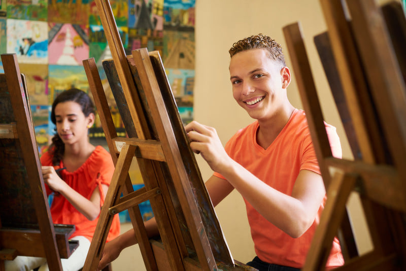 Eine Gruppe von Schüler:innen während des Kunstunterrichts