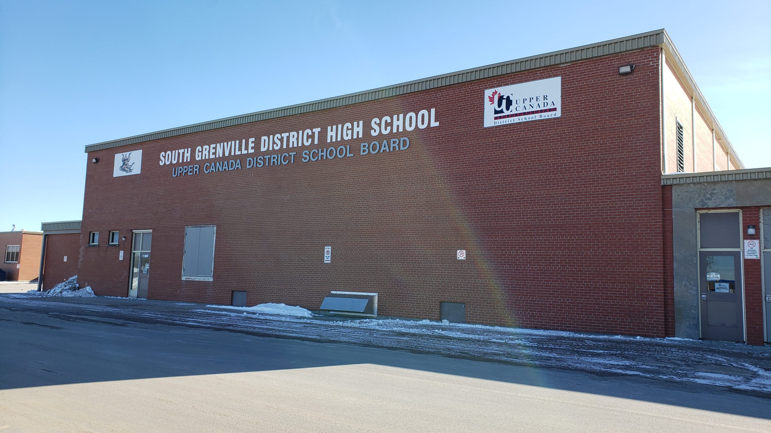 Ein Schulgebäude im Upper Canada District School Board Schuldistrikt